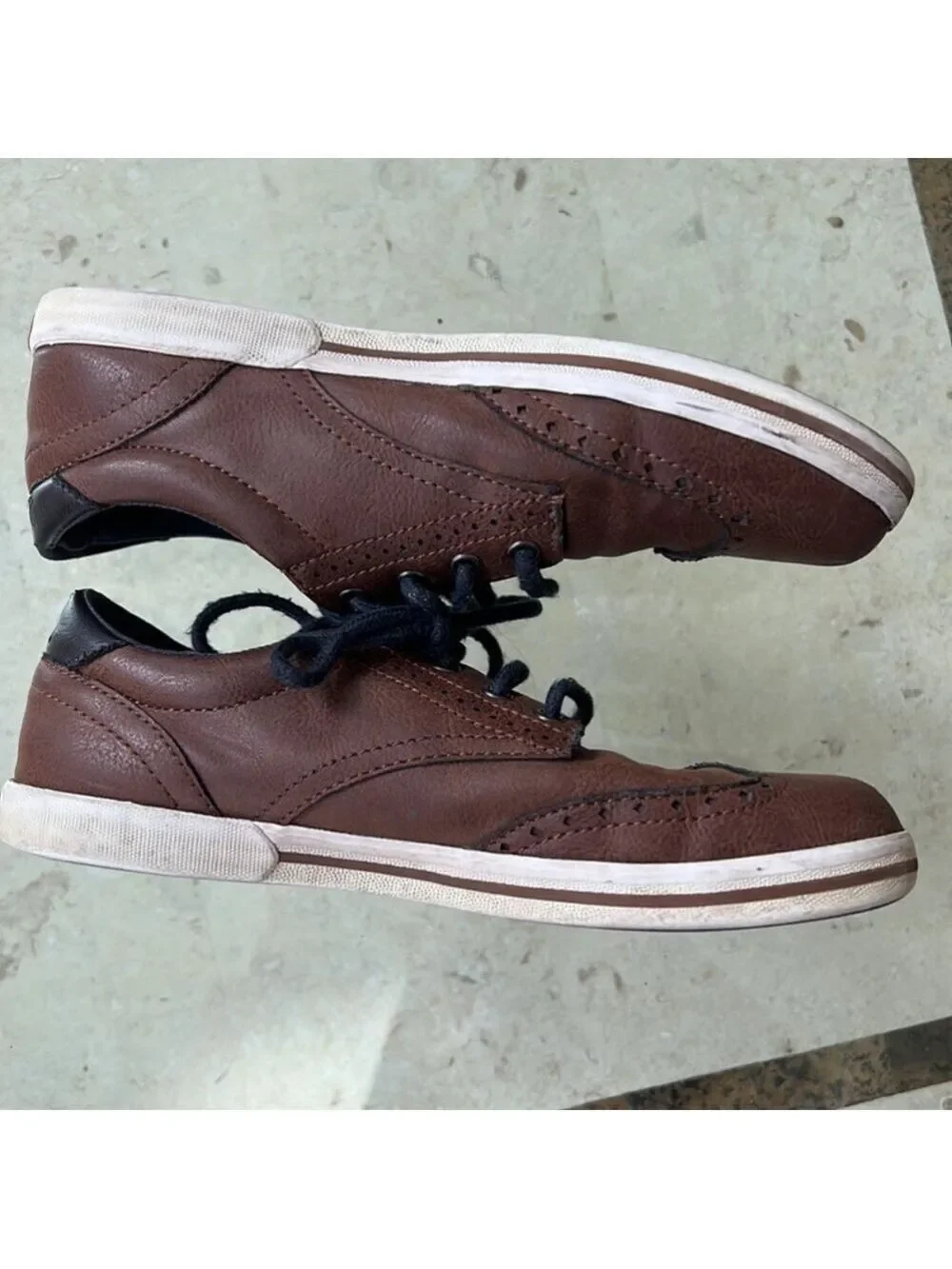 Boys brown wingtip dress shoes. Size 4